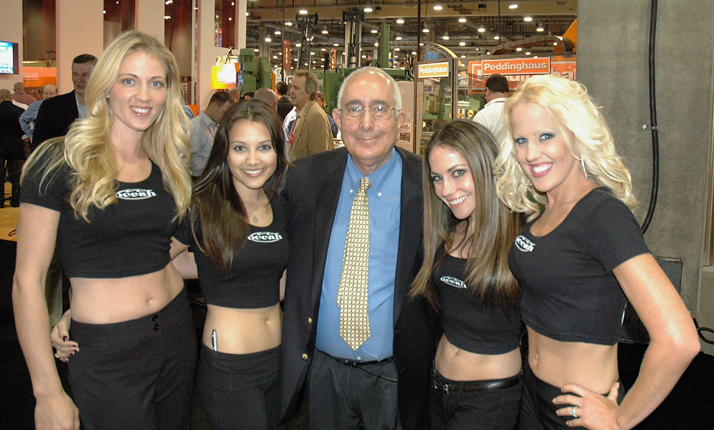 /Economist Ben Stein with the Oceanettes at the 2012 NASCC Convention in Dallas
